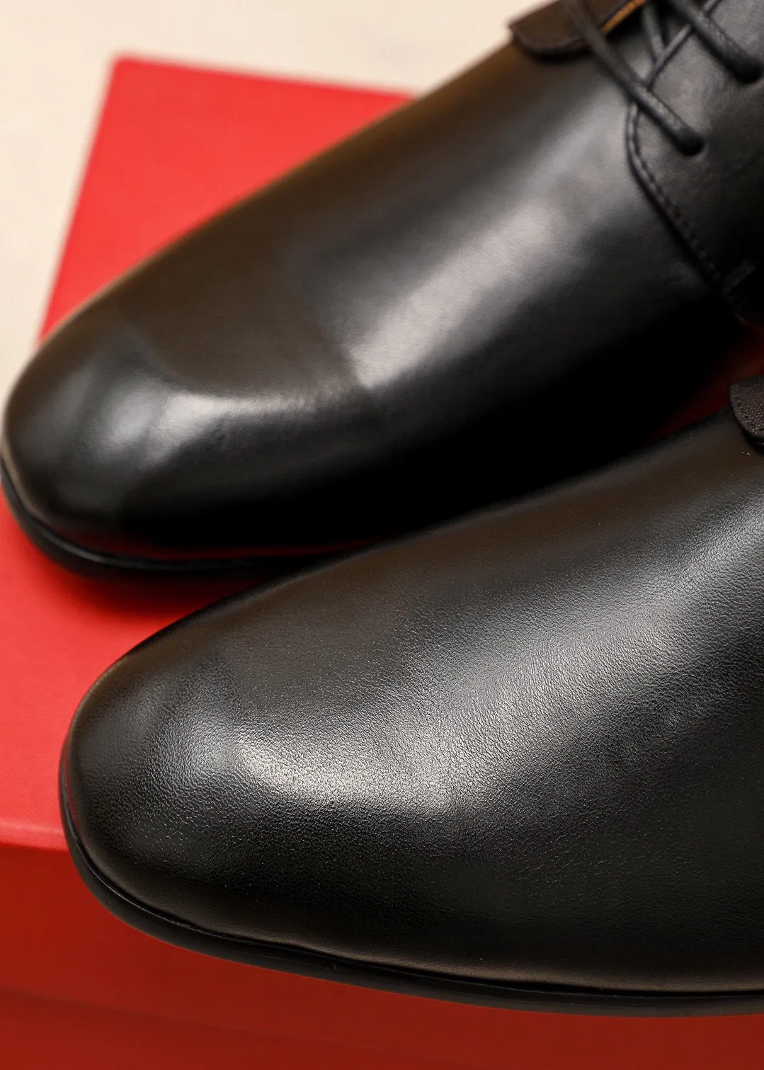 Men's shoes 💰520 💐 Product trademark: Ferragamo "Ferragamo" business leather shoes Regular size: 38-44 (45🉑️customized) Product materials: Selected imported calfskin upper+, imported water-dyed cowhide leather lining. Strong three-dimensional visual effect, combined outsole Color: 2⃣️seed leather materials optional